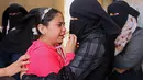 Kerabat berduka selama pemakaman Tareq al-Qadi, yang tewas sehari sebelumnya dalam serangan udara Israel, di Rafah, Jalur Gaza selatan, Senin (17/5/2021). Tercatat, ada 212 penduduk Jalur Gaza, Palestina kehilangan nyawa di antaranya 61 korban merupakan anak-anak. (SAID KHATIB/AFP)