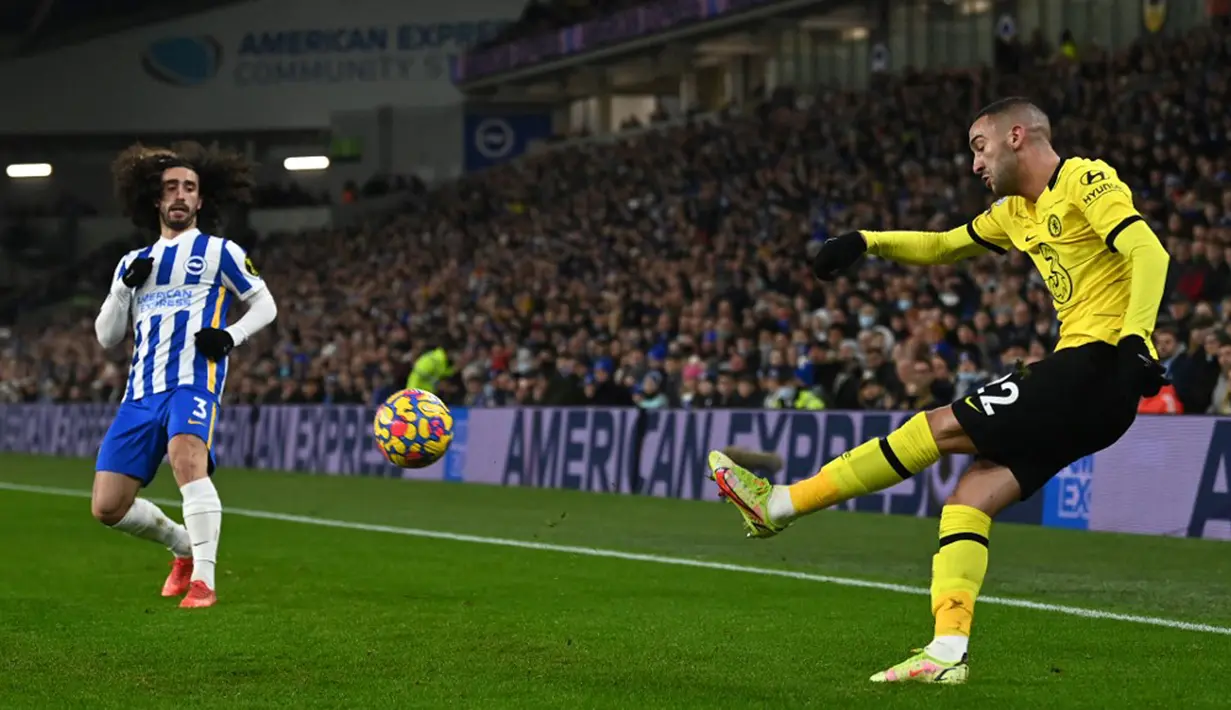 Pemain Chelsea Hakim Ziyech (kanan) melakukan umpan silang saat melawan Brighton and Hove Albion pada pertandingan sepak bola Liga Inggris di American Express Community Stadium, Brighton, Inggris, 18 Januari 2022. Pertandingan berakhir 1-1. (Glyn KIRK/AFP)