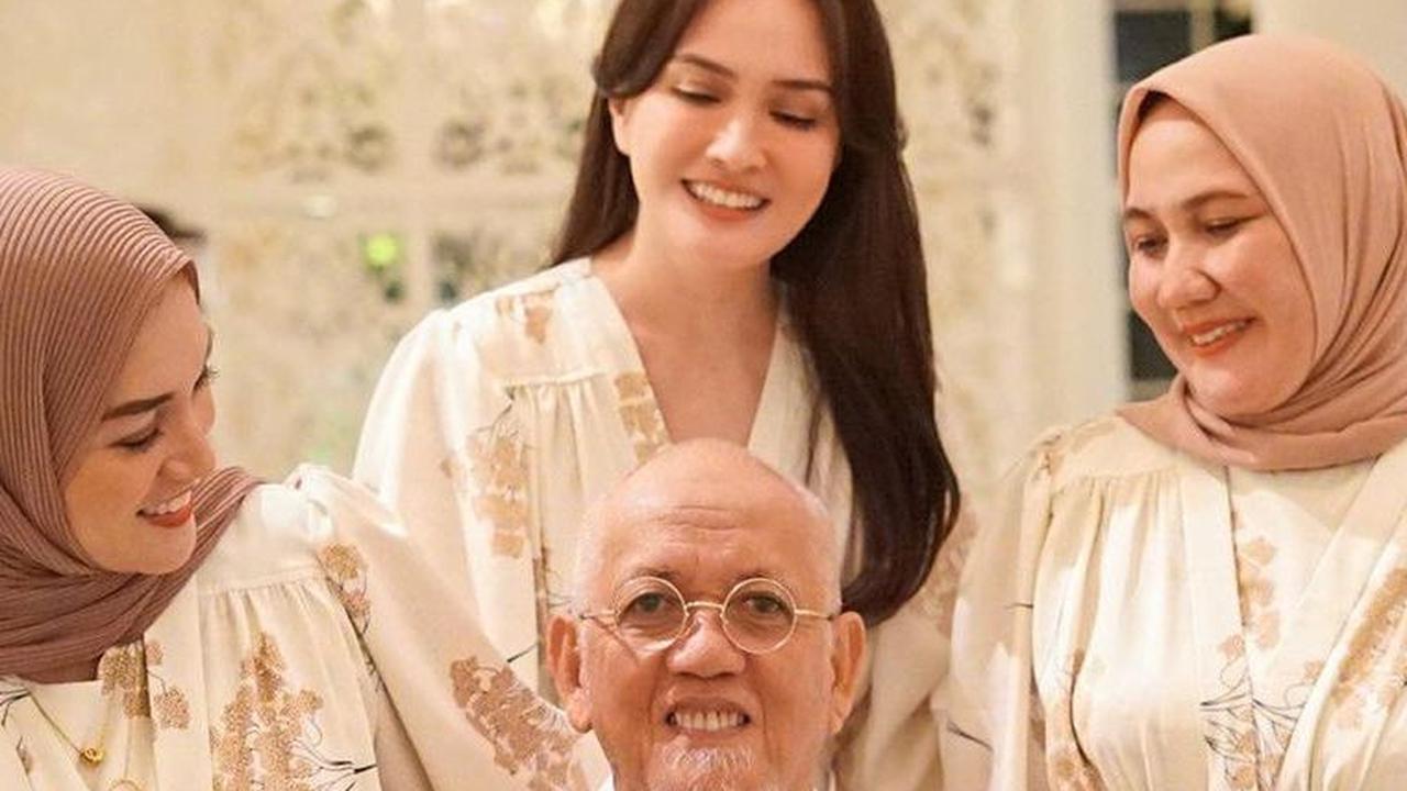 Hadiri Momen Bukber dengan Sang Ayah dan Dua Kakak Perempuannya