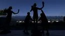 Pekerja produksi memindahkan patung aktor saat persiapan jelang Screen Actors Guild Awards 2016 di Shrine Auditorium, Los Angeles, Jumat (29/1). 22nd Annual Screen Actors Guild Awards akan dimulai pada 30 Januari (REUTERS/Mario Anzuoni)