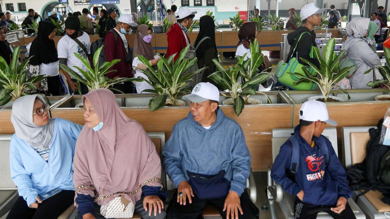 Stasiun Pasar Senen dipadati pemudik jelang Lebaran 2025