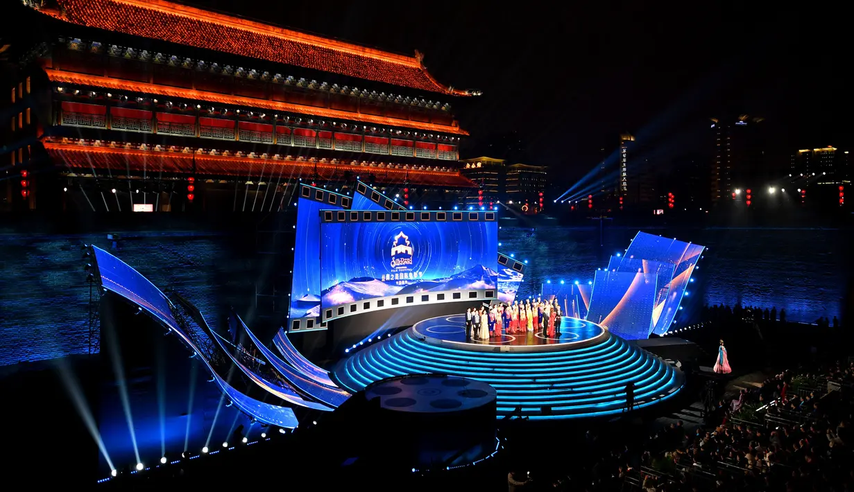 Foto pada 11 Oktober 2020 ini menunjukkan upacara pembukaan Festival Film Internasional Jalur Sutra ke-7 di Xi'an, ibu kota Provinsi Shaanxi, China barat daya. Acara yang berlangsung enam hari ini diikuti lebih dari 3.000 film dari 116 negara dan kawasan. (Xinhua/Zhang Bowen)