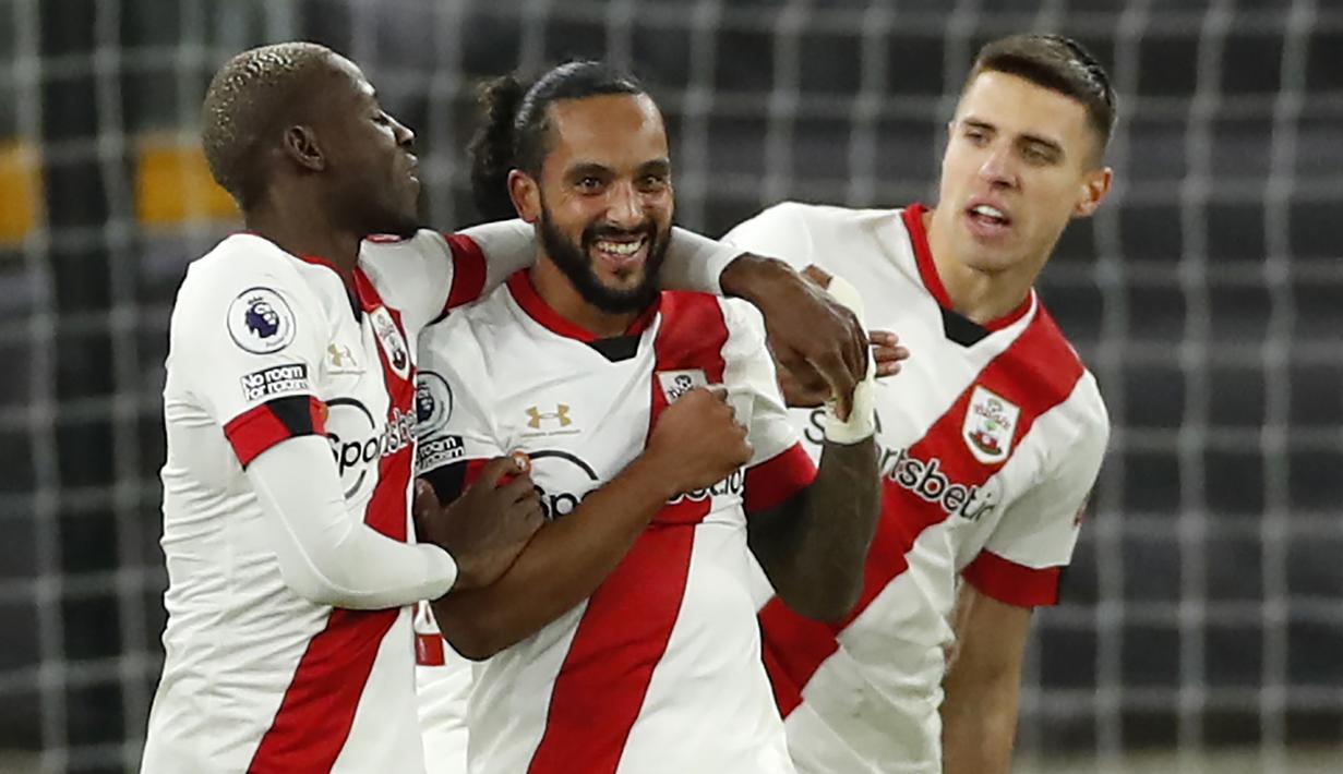 Pemain Southampton merayakan gol yang dicetak Theo Walcott ke gawang Wolverhampton Wanderers pada laga lanjutan Liga Inggris di Molineux Stadium, Selasa (24/11/2020) dini hari WIB. Wolverhampton imbang 1-1 menghadapi Southampton. (AFP/Andrew Boyers/pool)