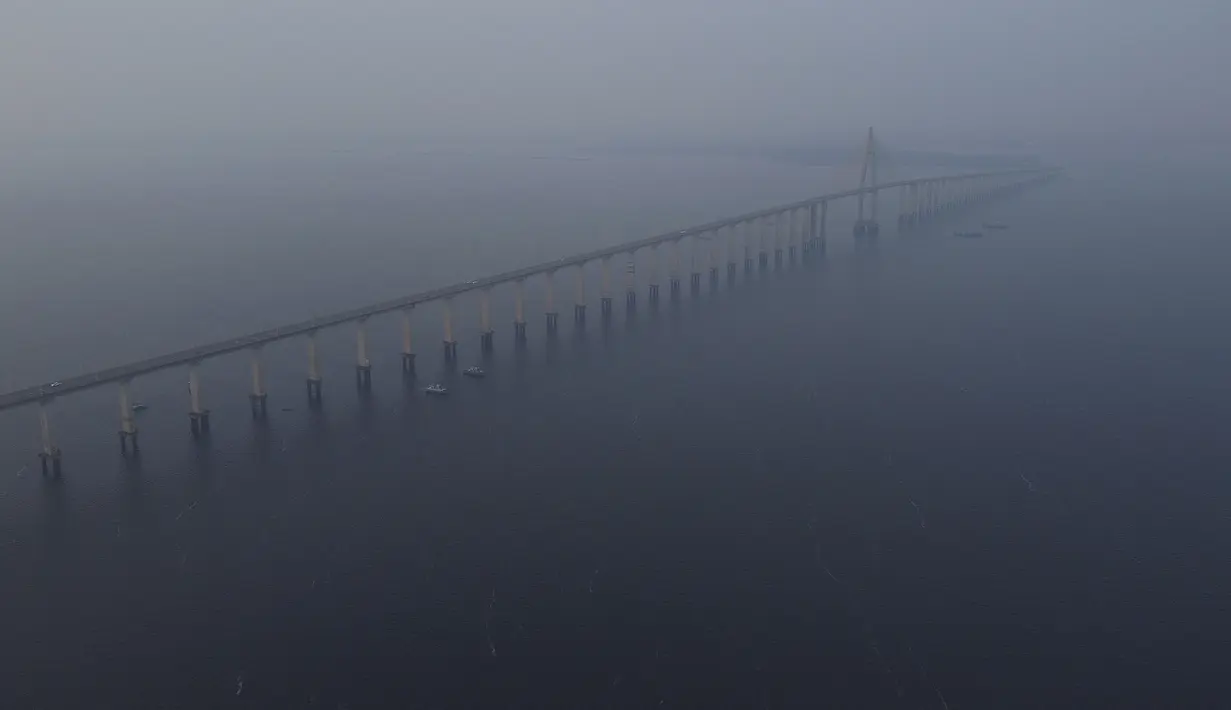 Asap kebakaran hutan memenuhi udara di sepanjang jembatan Jornalista Phelippe Daou di atas Sungai Negro di Manaus, negara bagian Amazonas, Brasil, Selasa (27/8/2024). (AP Photo/Edmar Barros)