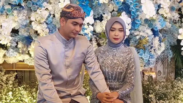 Teuku Ryan dan Ria Ricis saat menggelar prosesi Tedak Siten untuk putri mereka, Moana (Liputan6.com - M. Altaf Jauhar)
