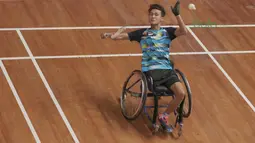 Atlet WC Bulutangkis Wiwin dari Banten mengembalikan kok saat melawan atlet dari Jawa Tengah, Supriadi pada kategori Bulutangkis WH-2 di Istora Senayan, Jakarta (27/6/2018). Supriadi menang 21-11, 21-18. (Bola.com/Nick Hanoatubun)
