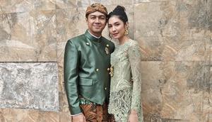 Potret kebaya Mikha Tambayong di nikahan saudara. [IG: @miktambayong]