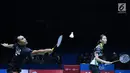 Ganda campuran Indonesia, Hafiz Faizal/Gloria Emanulle Widjaja mengembalikan kok ke Tontowi Ahmad/Liliyana Natsir di semifinal Indonesia Open 2018 di Istora GBK Jakarta, Sabtu (7/7). Tontowi/Liliyana unggul 21-18, 21-8. (Liputan6.com/Helmi Fithriansyah)