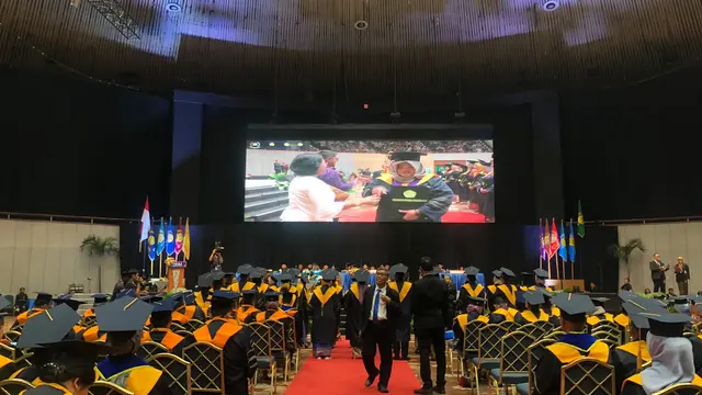 Sebanyak 878 lulusan Lembaga Pendidikan Tinggi Y.A.I mengikuti prosesi wisuda di Balai Sidang Jakarta Convention Center, Jakarta Selatan, Minggu (12/11/2023).