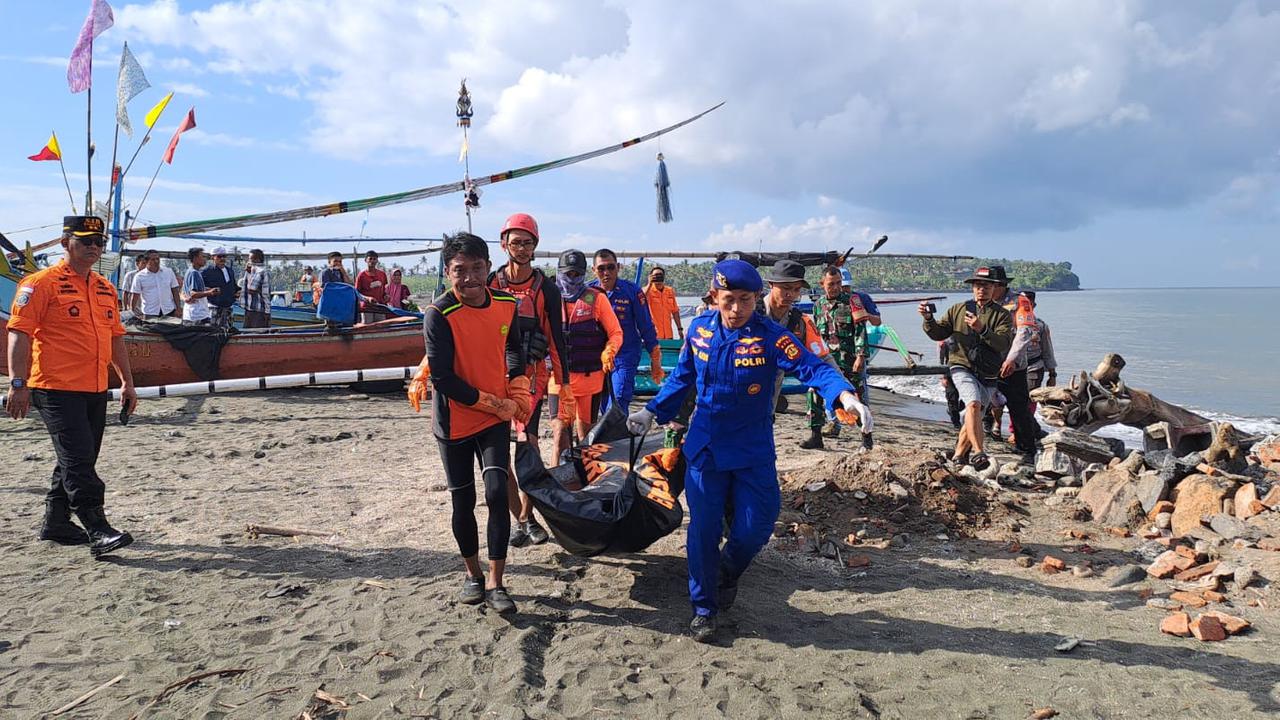 Nelayan Temukan Mayat di Perairan Selat Bali, Diyakini Korban KMP Tunu Pratama Jaya
