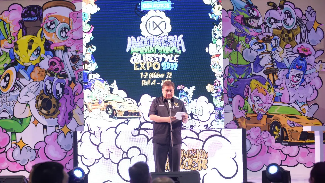 Menteri Koordinator Bidang Perekonomian Airlangga Hartarto dalam acara OLX Autos Indonesia Modification & Lifestyle Expo 2022 (IMX 2022) di Hall A Jakarta Convention Center, Sabtu (1/10/2022). (Dok ekon.go.id)