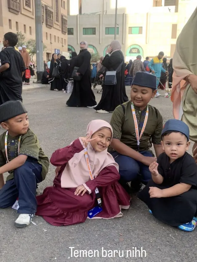 7 Potret Gala Sky Jalani Umrah Bersama Opa Faisal, Tetap Bawa Lato-Lato