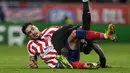 Bek Atletico Madrid Jose Gimenez (kiri) berebut bola dengan gelandang Bayer Leverkusen Nadiem Amiri pada matchday kelima Grup B Liga Champions 2022/23 di Wanda Metropolitano, Kamis (27/10/2022) dini hari WIB. Atletico Madrid harus menelan pil pahit dipastikan gagal lolos ke babak 16 besar. (AP Photo/Manu Fernaandez)