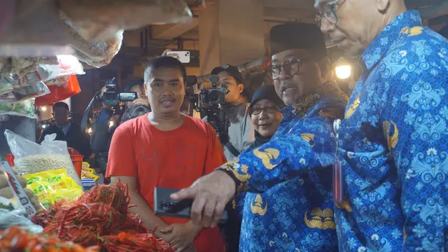 Wakil Gubernur atau Wagub DKI Jakarta Rano Karno melakukan pemantauan di Pasar Jaya Senen Blok III, Jakarta Pusat (Jakpus) pada Senin (22/12/2025).