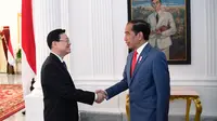 Presiden Joko Widodo atau Jokowi menerima kunjungan Chief Executive Hong Kong John Lee dan perwakilan 30 perusahaan besar Hong Kong di Istana Kepresidenan Jakarta, Selasa (25/7/2023). (Foto: Biro Pers Sekretariat Presiden)