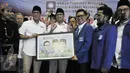 Cagub-Cawagub DKI Jakarta, Anies-Sandi bersama Ketua DPW PAN, Eko Hendro Purnomo saat deklarasi di GOR Jakarta Utara, Sabtu (18/3). DPW PAN DKI Jakarta deklarasikan dukungan untuk Anies-Sandi sebagai Cagub-Cawagub DKI Jakarta. (Liputan6.com/Yoppy Renato)