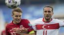 Gelandang Norwegia, Martin Odegaard (kiri) berebut bola dengan striker Turki, Yusuf Yazici dalam laga Kualifikasi Piala Dunia 2022 Zona Eropa Grup G di La Rosaleda Stadium, Malaga, Sabtu (27/3/2021). Norwegia kalah 0-3 dari Turki. (AFP/Jorge Guerrero)