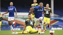 Penyerang Everton, Richarlison, berebut bola dengan pemain Southampton pada laga lanjutan Premier League pekan ke-34 di Goodison Park, Jumat (10/7/2020) dini hari WIB. Everton bermain imbang 1-1 atas Southampton. (Michael Regan/Pool via AP)