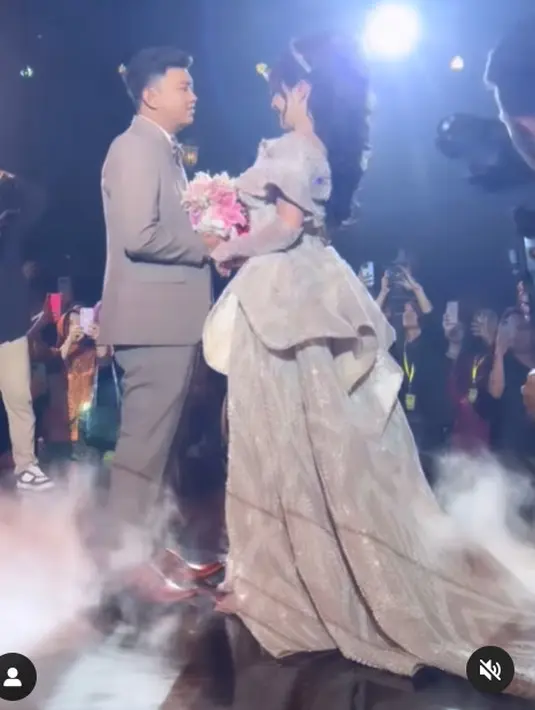 Momen ngunduh mantu Denny Caknan dan Bella Bonita. [Foto: Instagram/androzlegho]