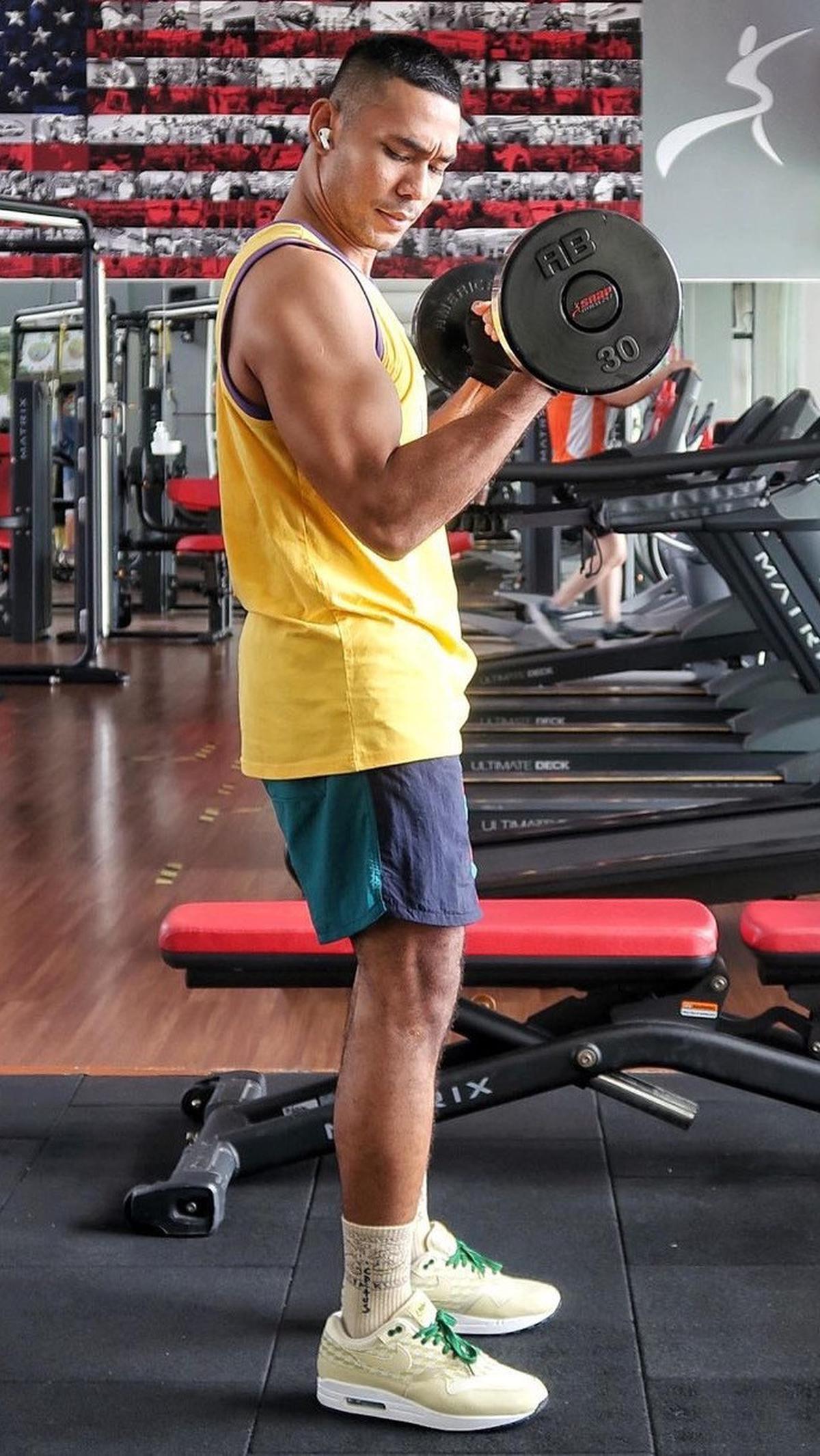 Pemeran Ikhsan ini juga hobi nge-gym. Terlihat ia tengah mengangkat beban saat gym.