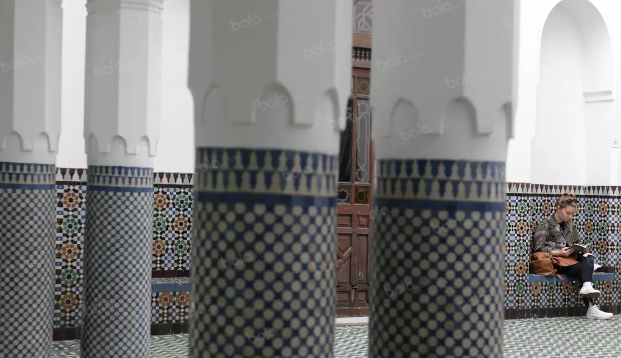 Pembangunan Masjid Raya Paris ini terinspirasi oleh Masjid Alhambra yang terdapat di Spanyol dengan mengadopsi gaya bangsa Moor (Maroko). (Bola.co/Vitalis Yogi Trisna)