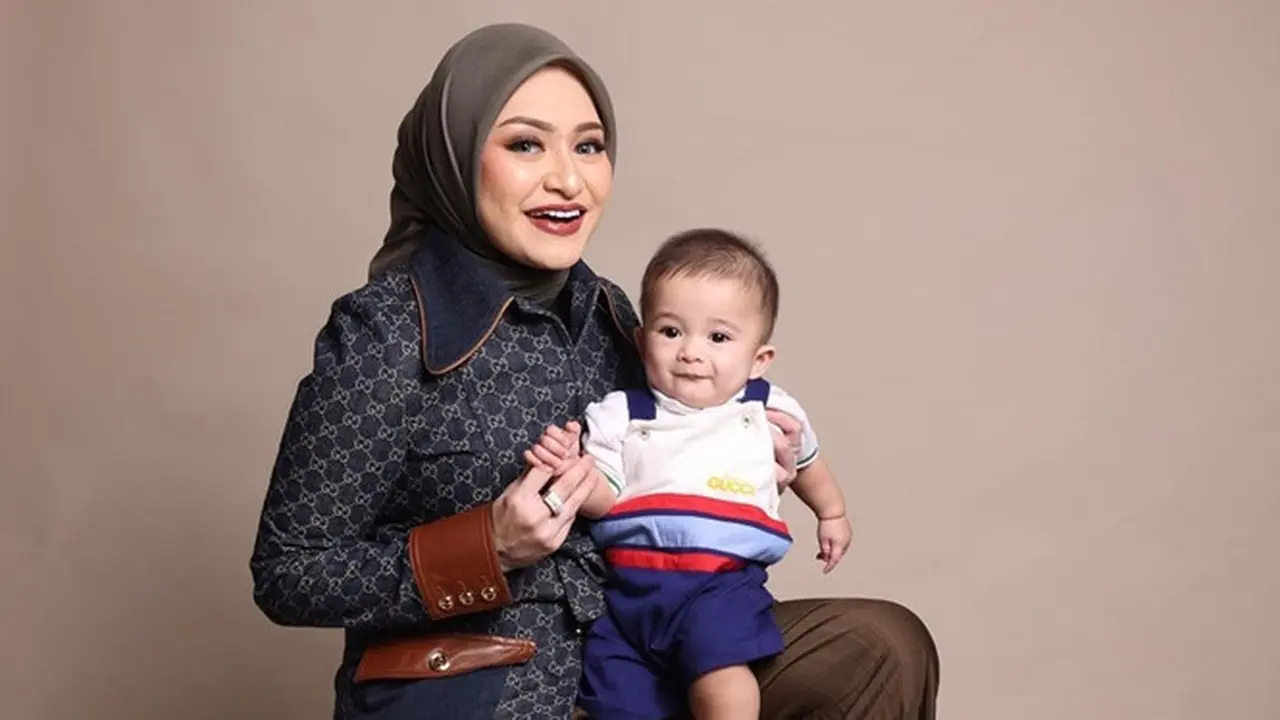 7 Gaya Nathalie Holscher saat Asuh Baby Adzam, Tetap Stylish