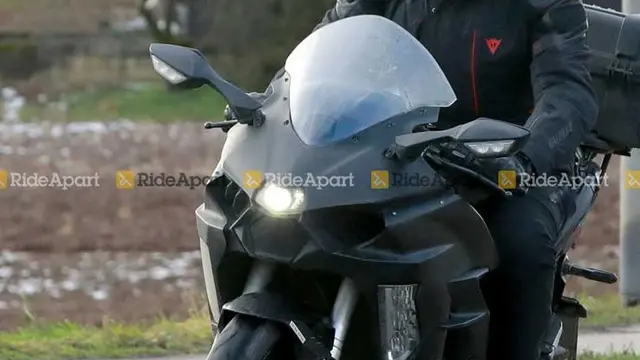 Sistem radar disematkan di bawah lampu depan (rideapart)