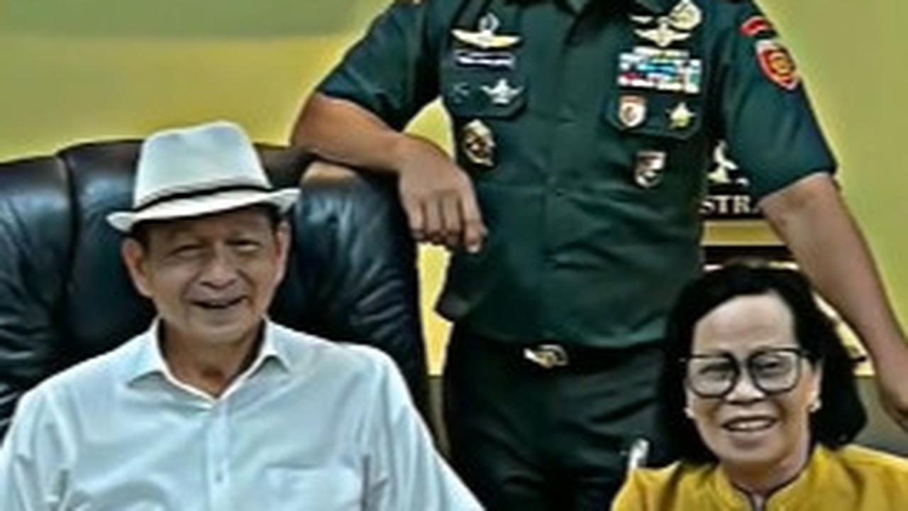 Sang istri pun juga terlihat berada di samping pensiunan guru bernama&nbsp;Darius Simanjuntak tersebut.