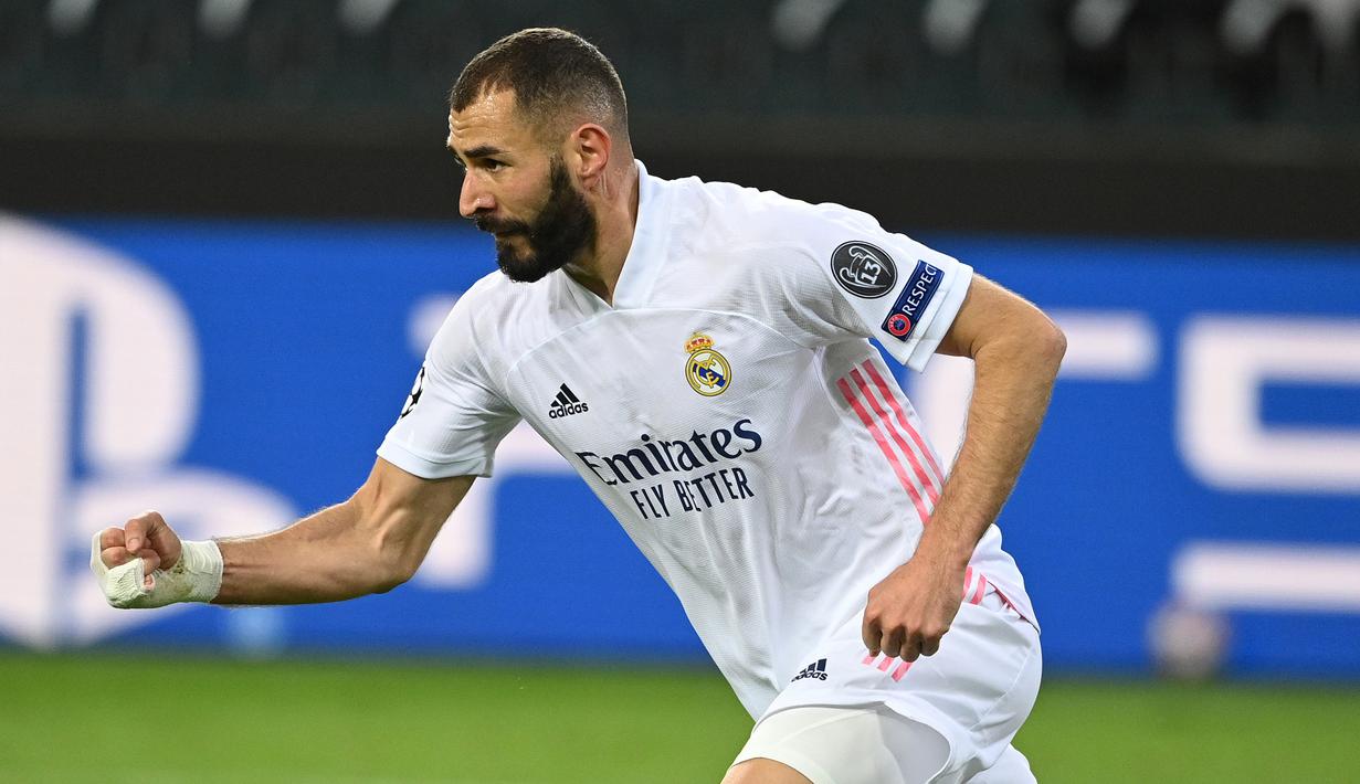 Penyerang Real Madrid, Karim Benzema, merayakan gol yang dicetaknya ke gawang Borussia Monchengladbach pada laga lanjutan Liga Champions di Borussia Park, Rabu (28/10/2020) dini hari WIB. Real Madrid bermain imbang 2-2 lawan Borussia Monchengladbach. (AFP/(AFP/Ina Fassbender)