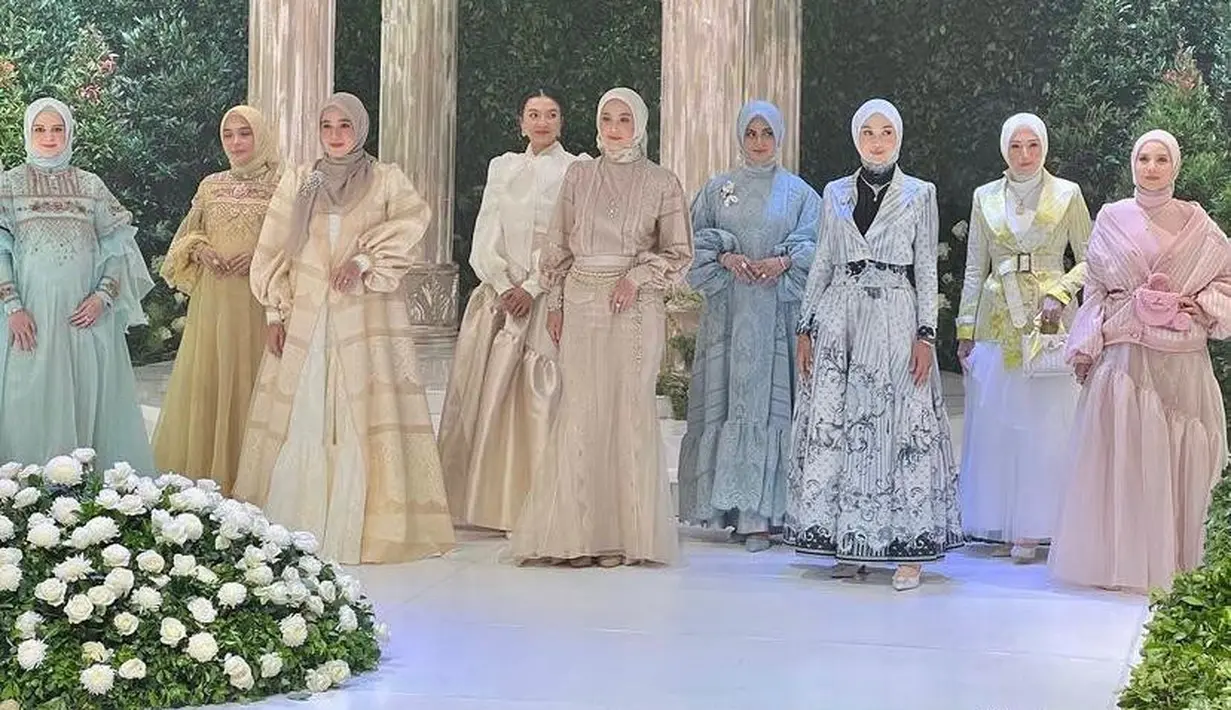 Meski awalnya tampak  tak percaya diri, Tya melenggang di atas runway dengan sangat menawan, menampilkan karya desainer yang dikenal dengan ciri khas busana yang anggun nan elegan. (Instagram/tya_ariestya).