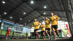 Sejumlah pemain Arema Cronus kembali menggelar latihan perdana pasca Piala Presiden 2015 di Lapangan Futsal Champion Tidar, Malang, Kamis (22/10/2015). (Bola.com/Kevin Setiawan)