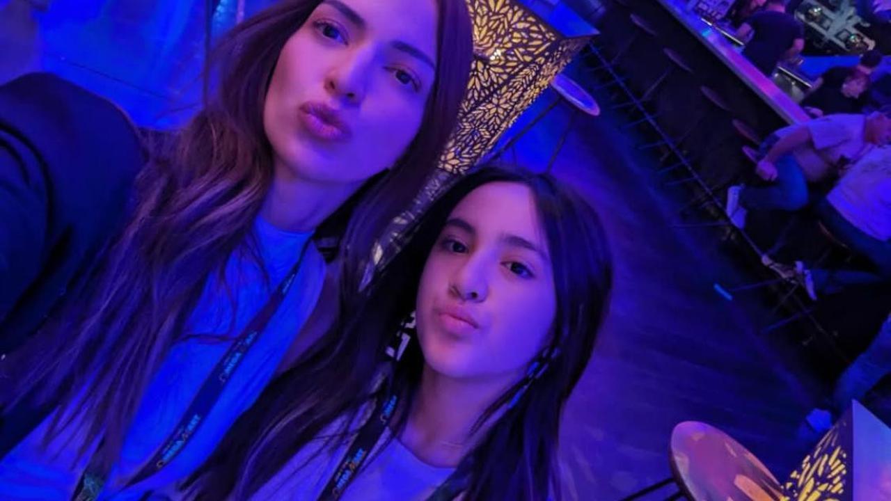 7 Potret Nia Ramadhani dan Mikhayla yang Selalu Kompak dengan Outfit Couple yang Cantik