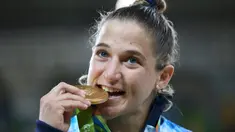 Atlet Judo dari Argentina Paula Pareto saat merayakan kemenangannya meraih medali emas di Olimpiade Rio 2016, Brasil (6/8). (REUTERS)