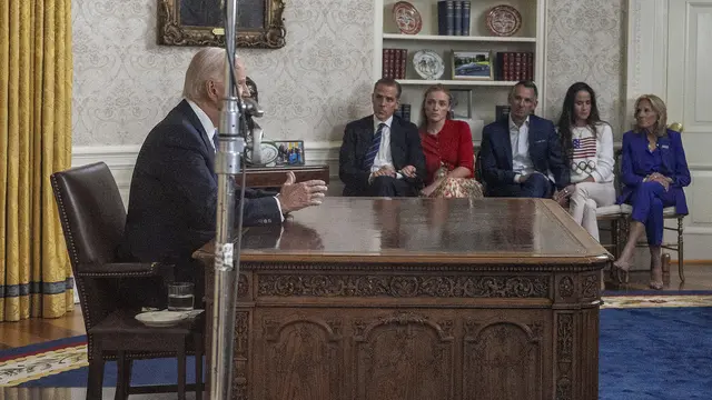 Keluarga Joe Biden Kelilingi Pidato Sang Presiden AS