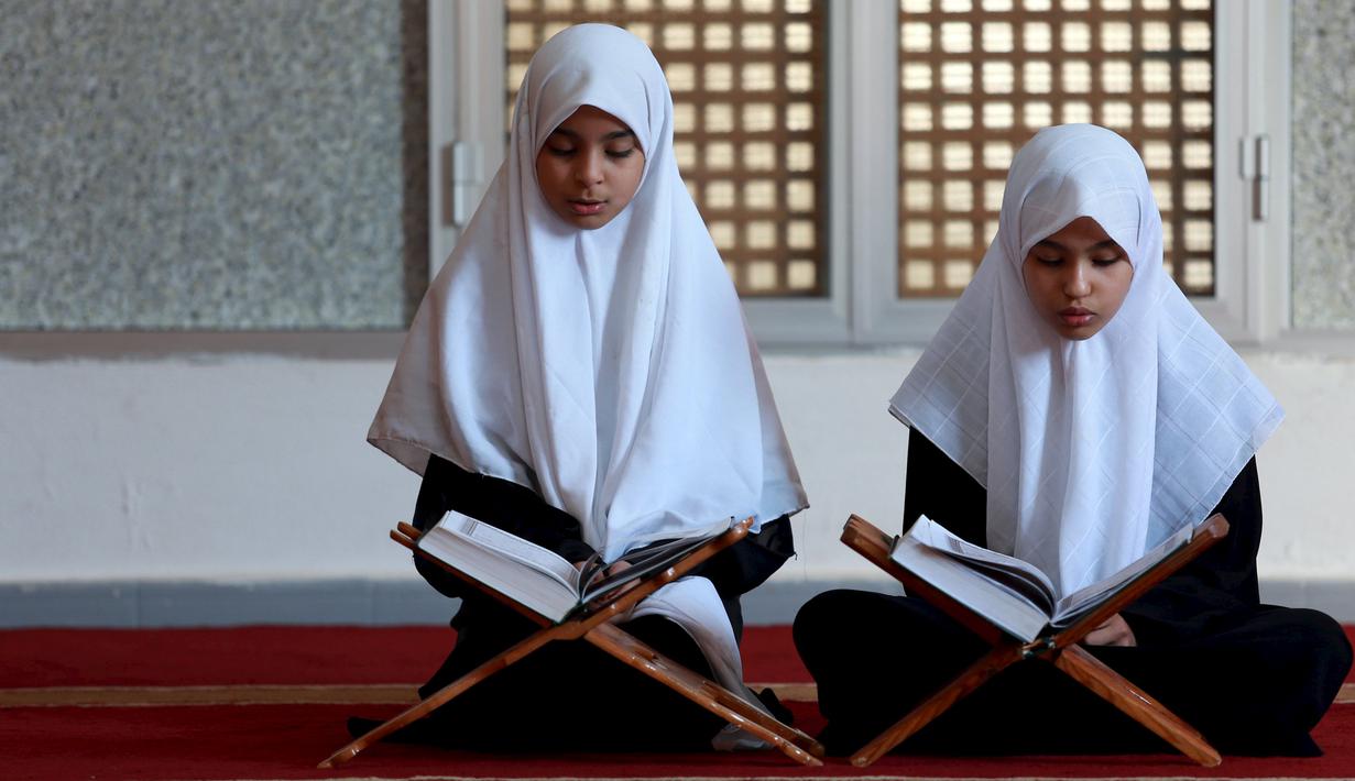 Dua orang murid belajar membaca kitab suci Alquran saat bulan suci Ramadan di sebuah sekolah di Benghazi, Libya, 5 Juli 2015. (REUTERS/Esam Al - Omran Fetori)