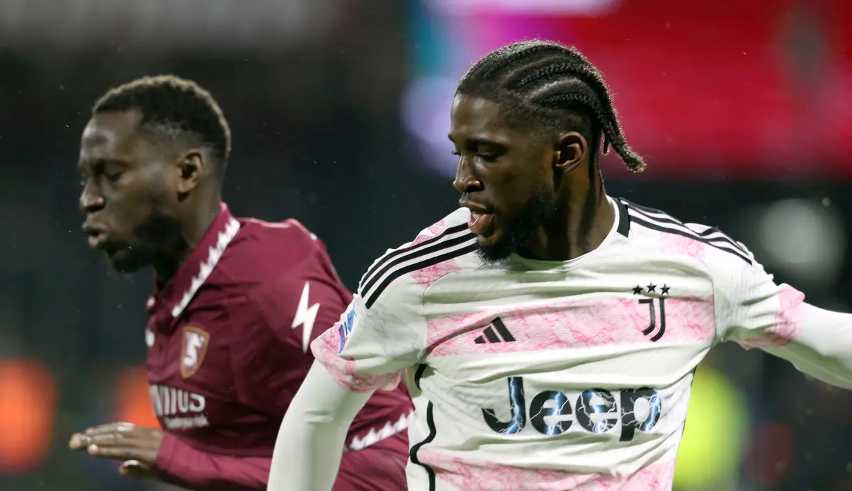 Juve pun berbalik unggul lewat sepasang gol yang dicetak Samuel Iling-Junior (65') dan Dusan Vlahovic (90+1'). (CARLO HERMANN / AFP)