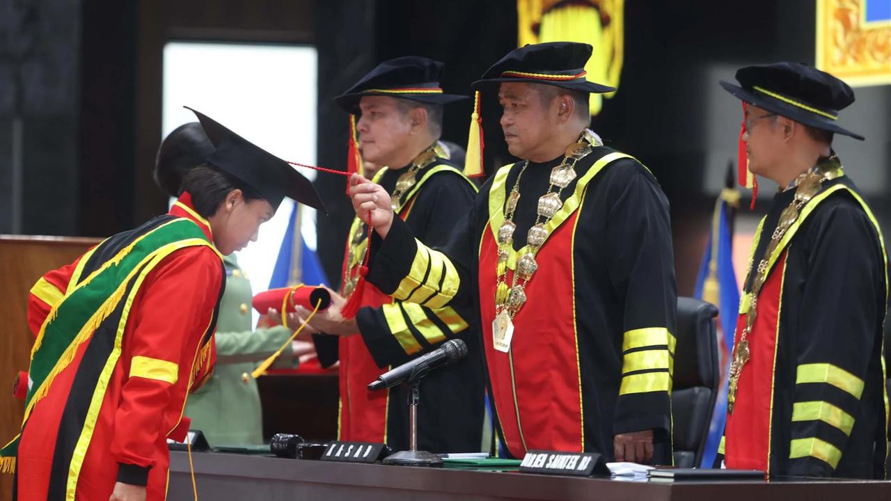 FOTO: Pelukan Haru Ibu Warnai Wisuda Perwira Remaja Akmil