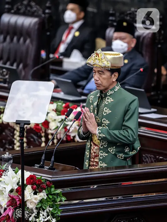 Presiden Joko Widodo memberi salam sebelum menyampaikan pidato kenegaraan pada Sidang Tahunan MPR dan Sidang Bersama DPR - DPD Tahun 2022 di Gedung Nusantara, Kompleks Parlemen, Senayan, Jakarta, Selasa (16/8/2022). Jokowi menyampaikan pidato kenegaraan dalam sidang tahunan MPR RI dan sidang bersama DPR RI dan DPD RI Tahun 2022. (Liputan6.com/Johan Tallo)