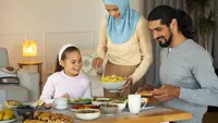 Bagaimana Hukum Makan Sambil Berdiri dalam Islam? Simak Ikhtilaf Ulama Berdasar Hadis