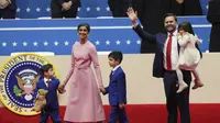 Usha Vance (kiri) dan suaminya JD Vance (kanan) bersama ketiga anaknya saat pelantikan presiden dan wakil presiden AS. (AP/Matt Rourke)