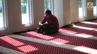 Seorang umat muslim membaca Alquran di Masjid Al-Madinah, Parung, Bogor, Selasa (7/5/2019). Sejumlah umat muslim meningkatkan ibadah pada bulan suci Ramadhan 1440 H dengan membaca Alquran (tadarus), shalat berjamaah, berdoa dan dzikir di masjid. (merdeka.com/Arie Basuki)