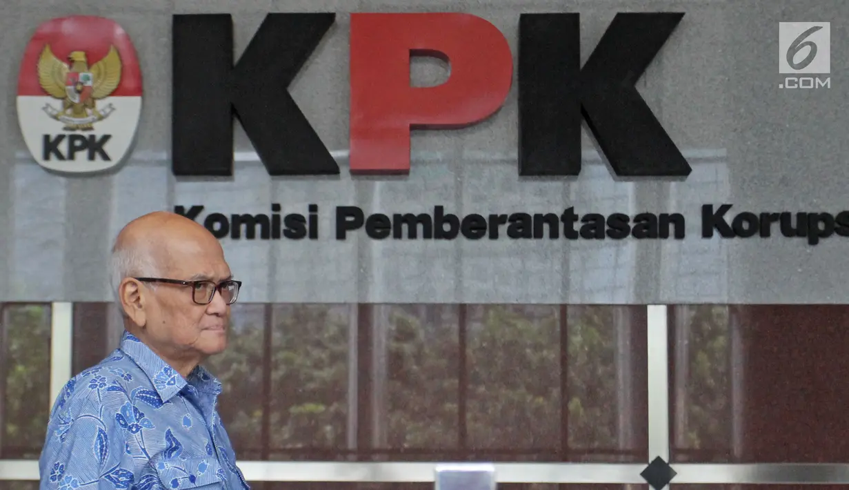 Mantan Menko Bidang Perekonomian Dorodjatun Kuntjoro usai pemeriksaan di Gedung KPK, Jakarta, Rabu (21/2). Sebelumnya, KPK telah menetapkan Syafruddin Arsad tersangka dugaan korupsi penerbitan SKL BLBI pada 25 April 2017. (Liputan6.com/Herman Zakharia)