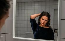 Selamat! Demi Moore Bawa Pulang Piala SAG Awards 2025 Sebagai Pemeran Wanita Terbaik Lewat Film The Substance