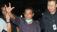 Bupati Purbalingga Tasdi (tengah) mengacungkan salam saat tiba di Gedung KPK, Jakarta, Selasa (5/6). Tasdi terjaring Operasi Tangkap Tangan KPK bersama lima orang lainya yakni sejumlah pejabat daerah Purbalingga dan pihak swasta. (Merdeka.com/Dwi Narwoko)