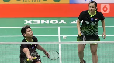 Pebulutangkis Indonesia, Praveen Jordan/Melati Daeva Oktavianti saat melawan Lee Yang/Yang Ching Tun (China Taipei) pada babak kedua ganda campuran Indonesia Masters 2020 di Istora GBK, Jakarta, Kamis (16/1/2020). Praveen/Melati unggul 20-22 21-12 21-12. (Liputan6.com/Helmi Fithriansyah)