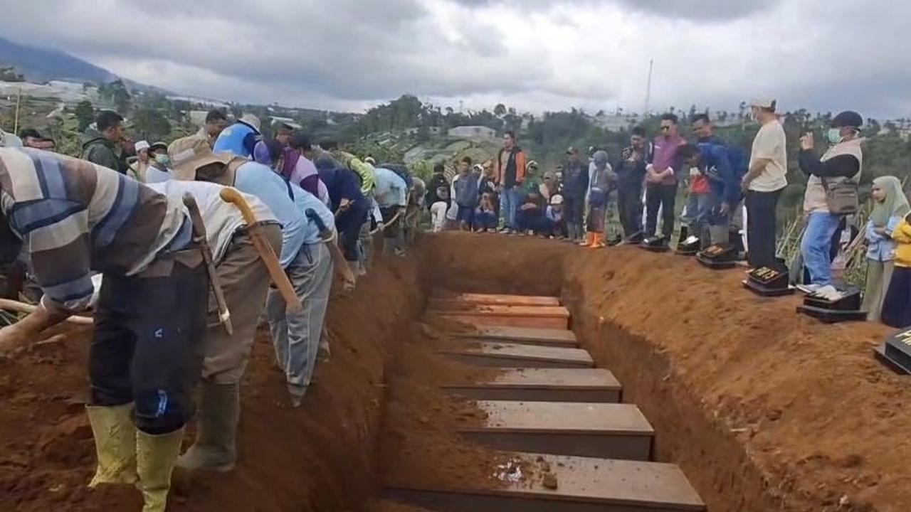 Pemakaman Massal Longsor Cisarua: 10 Jenazah Korban di Bandung Barat Belum Teridentifikasi