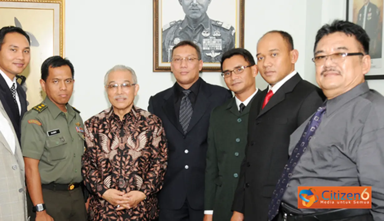 Citizen6, Jakarta: Perwira tersebut adalah Kolonel Laut Ivan Sulivan.Penyerahan tersebut dilakukan di kantor perwakilan Kunshin Ryu di komplek perkantoran Hayam Wuruk, Jakarta Pusat, Rabu (3/8). (Pengirim: Badarudin Bakri)