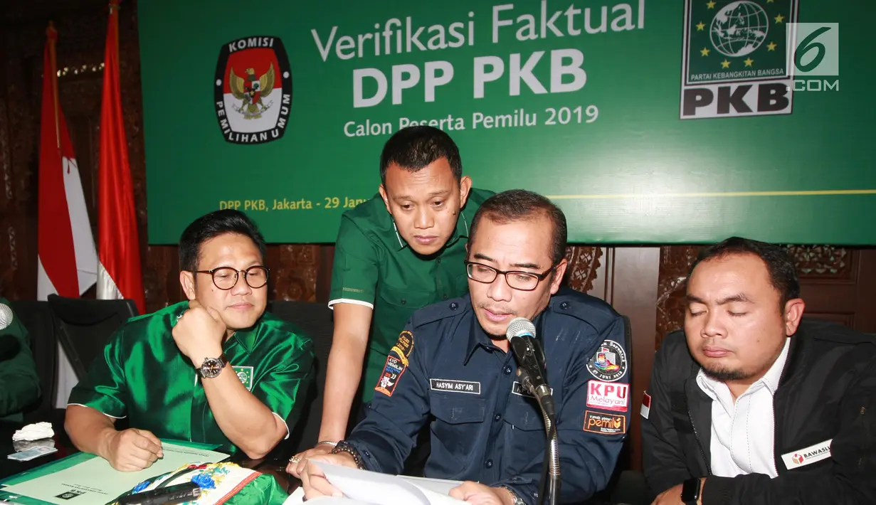 Komisioner KPU Hasyim Asy'ari (dua kanan) saat membacakan hasil verifikasi faktual PKB di Jakarta, Senin (29/1/2018). PKB resmi menjadi parpol keempat yang lolos verifikasi di tingkat DPP. (Liputan6.com/Angga Yuniar)