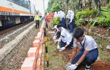 FOTO: Gerakan Green Commuter, KAI Ajak Pelajar Bikin Ribuan Lubang Biopori untuk Cegah Banjir di Jalur Kereta