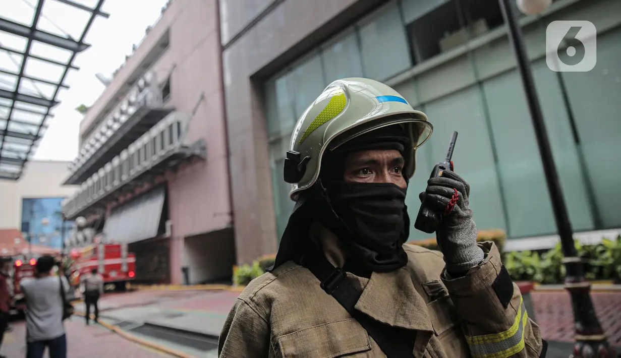Suasana Gedung Kementerian Hukum dan Hak Asasi Manusia Republik Indonesia (Kemenkumham) seusai peristiwa kebakaran di Jalan Rasuna Said, Kuningan Jaksel, Kamis (8/12/2022). Gedung yang terbakar di area perkantoran Kemenkumham yakni lantai 5 Gedung Sentra Mulia.. (Liputan6.com/Faizal Fanani)